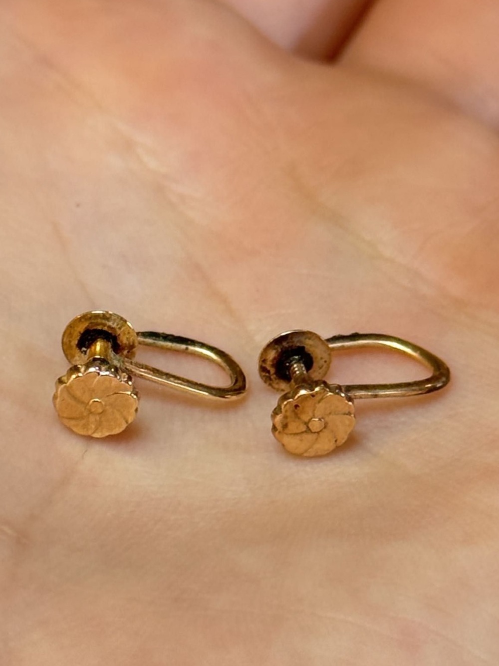 Beautiful Mid Century 10K gold Srewback earrings